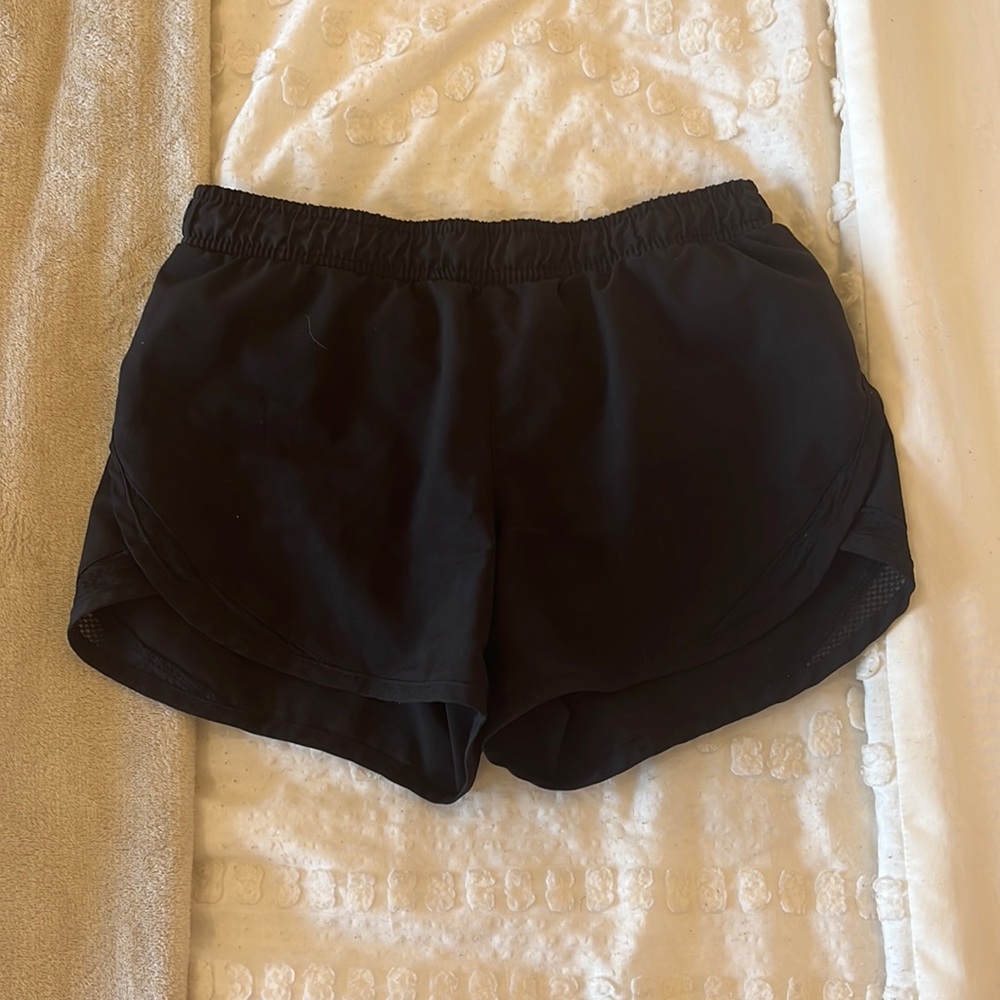 Old Navy activewear girls shorts in the color black.